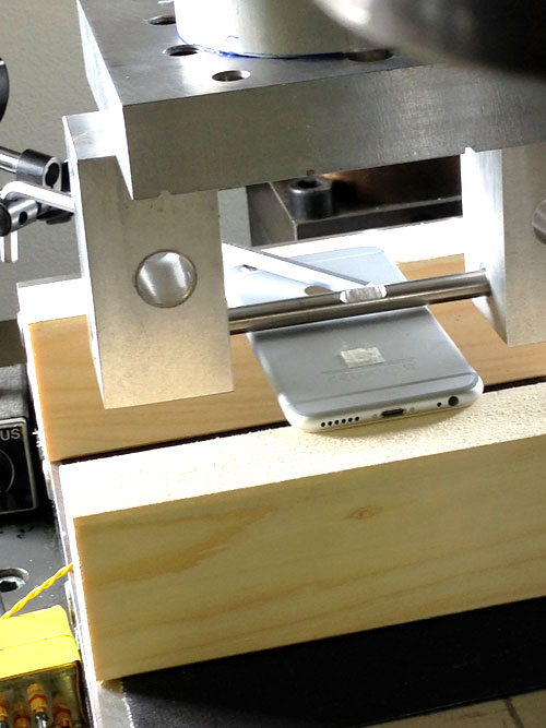 Prova de resistência à pressão envolveu a aplicação de níveis de força nos telemóveis.